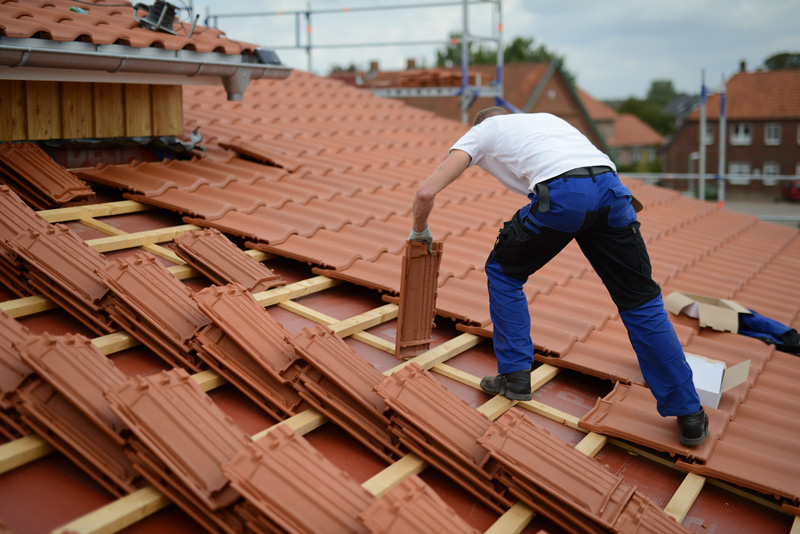 pose toiture tuile chantier